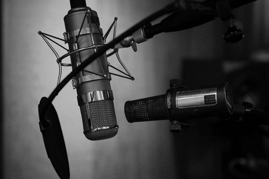 Dynamic microphone in recording studio